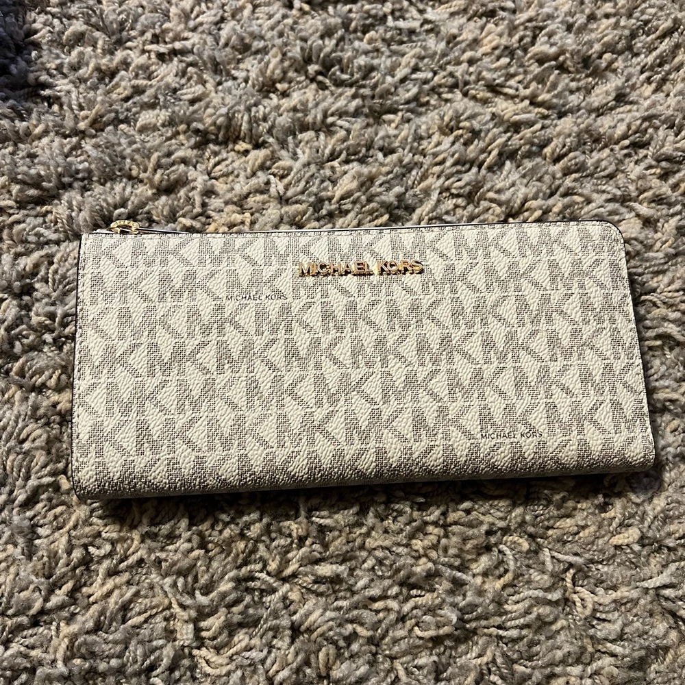 Michael Kors Jet Set Travel 3 Quarter Zip Wallet in Signature Vanilla NWTS!